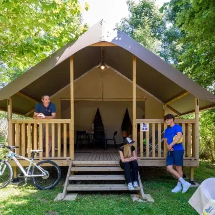 Tente lodge en pleine nature pour une expérience de glamping au camping Saint Martin dans le sud du Tarn, avec terrasse en bois. Idéal pour des vacances insolites et confortables en pleine nature. Découvrez nos tentes lodge pour une expérience de glamping unique au camping Saint Martin, dans le sud du Tarn. Profitez du confort et de la nature pour des vacances inoubliables.