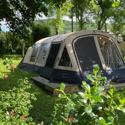 Tente meublée en pleine nature avec grand espace ombragé au camping Saint-Martin. Découvrez notre tente meublée en pleine nature avec un grand espace ombragé au camping Saint-Martin, pour des vacances confortables et immersives.