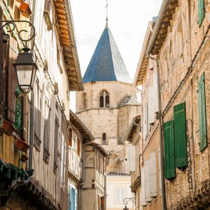 Rues pittoresques de la ville de Sorèze, proche du camping Saint Martin dans le Tarn, avec maisons à colombages et clocher historique. Idéal pour des balades culturelles et touristiques. Découvrez les charmantes rues de Sorèze, à deux pas du camping Saint Martin, pour une immersion dans le patrimoine historique du Tarn.