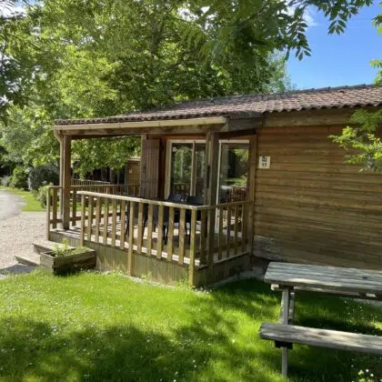 Location chalet Tarn 4 Chalet en bois avec terrasse couverte, sous les arbres du Flower Camping Saint Martin à Sorèze dans le Tarn