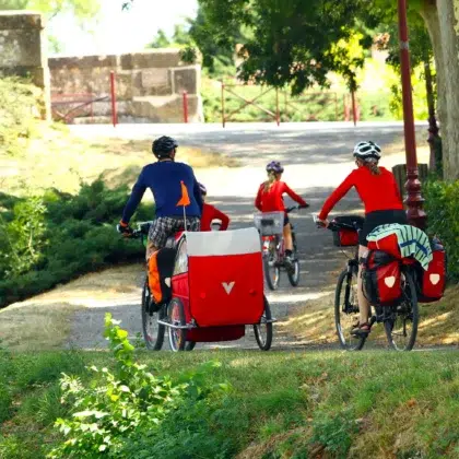 Vélo / VTT autour du camping 3 Famille avec enfants et remorque à vélo en balade près du Camping Saint Martin à Sorèze dans le Tarn.